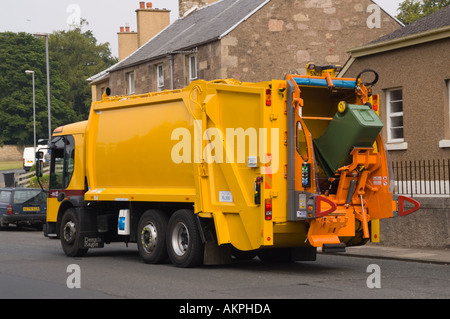 Des Rates Fahrzeug sammeln Abfall von Wheelie Lagerplätze in Kelso Scottish Grenzen UK Stockfoto