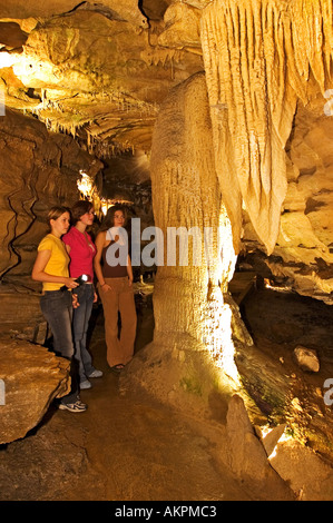 Mädchen im Teenageralter Squire Boone Cavern Harrison Co Indiana erkunden Stockfoto