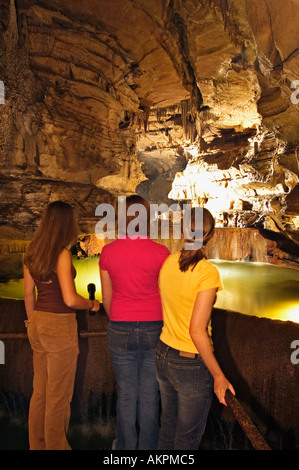 Mädchen im Teenageralter Squire Boone Cavern Harrison Co Indiana erkunden Stockfoto