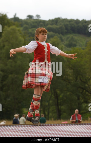 Traditionelle Schottische Highland Games Mädchen Tänzer bei Glengarry, Schottland, UK konkurrieren. Die Haspel Highland Fling solo Tanzen wird angezeigt. Herr Stockfoto