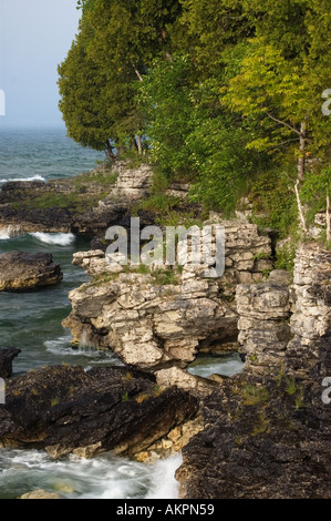 Wellen an der felsigen Lake Michigan Küste Höhle Point County Park Door County Wisconsin Stockfoto