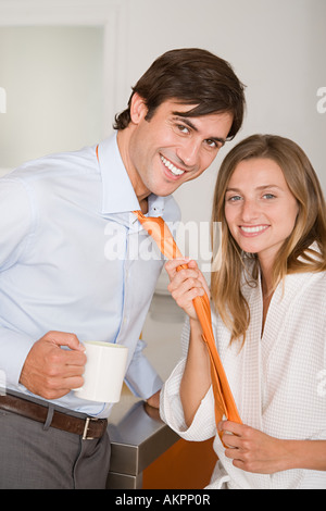 Eine Frau zieht auf ein mans Krawatte Stockfoto