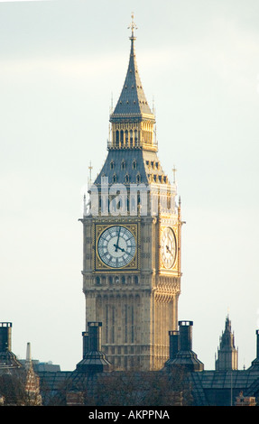 Ein Blick auf den Uhrturm Big Ben von den Houses of Parliament, Westminster London Stockfoto