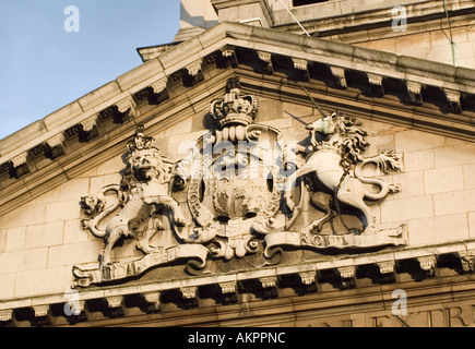 Das britische Wappen auf Saint Martin in the Fields in London England. Stockfoto