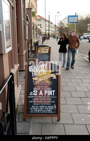 Happy Hour Schild vor einer Bar UK Stockfoto