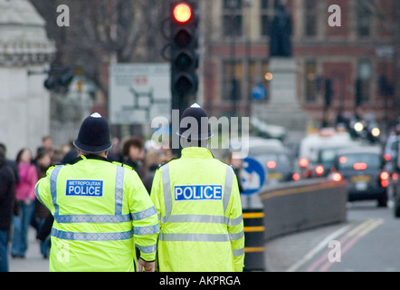 Zwei Londoner Bobbies im Dienst an der Westminster Bridge in London Stockfoto