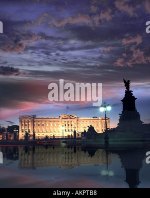 GB - LONDON: Buckingham Palast bei Nacht Stockfoto