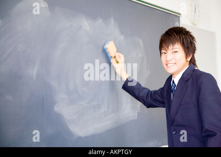 Gymnasiast löschen die Tafel Stockfoto