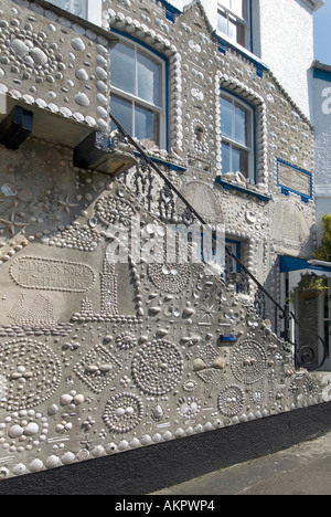 Polperro Häuschen mit Wänden dekoriert mit Muscheln Stockfoto