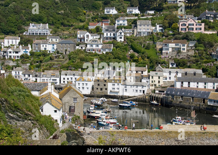 Luftbild Blick hinunter kornisch englisches Dorf & Hafen im Tal des Flusses Pol Hang Riverside Homes & B & Cottages Polperro Cornwall England Großbritannien Stockfoto