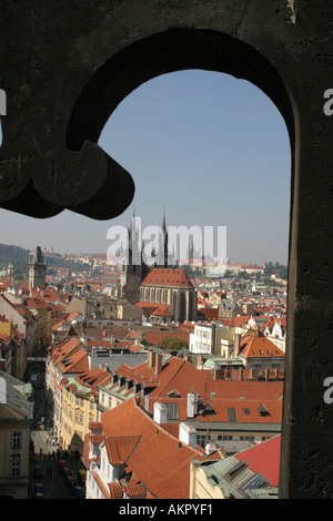 Blick vom Pulverturm in der Liebfrauenkirche Tyn und Prag Burg, Vordergrund Teil des Pulver-Tore-Fenster Stockfoto