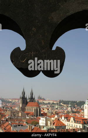 Blick vom Pulverturm in der Liebfrauenkirche Tyn und Prag Burg, Vordergrund Teil des Pulver-Tore-Fenster Stockfoto