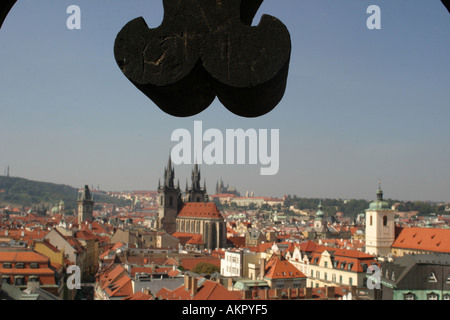 Blick vom Pulverturm in der Liebfrauenkirche Tyn und Prag Burg, Vordergrund Teil des Pulver-Tore-Fenster Stockfoto