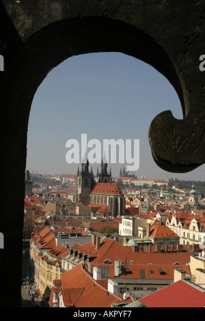 Blick vom Pulverturm in der Liebfrauenkirche Tyn und Prag Burg, Vordergrund Teil des Pulver-Tore-Fenster Stockfoto