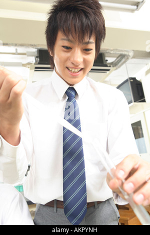 Gymnasiast, ein wissenschaftliches Experiment zu tun Stockfoto