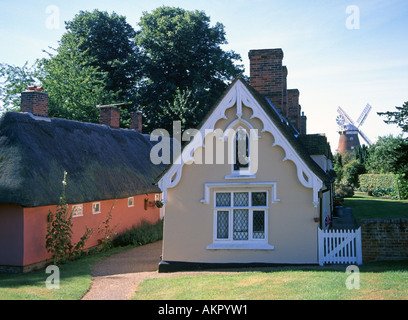 Drei historische Gebäude Thaxted Essex Dorf Reetch Cottage (links) Almshuse Gebäude in Churchyard mit John Webb's Windmill jenseits England Großbritannien Stockfoto