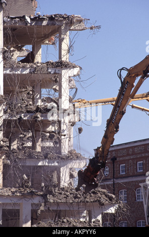 Hydraulische Arme London verwendet wird, um zu zerstören verstärkt konkrete Bürogebäude Stockfoto