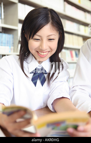 High School Mädchen in einer Bibliothek Stockfoto
