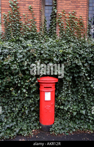 Ein Briefkasten außerhalb der Royal Shakespeare Theatre in Stratford bei Avon, Großbritannien Stockfoto