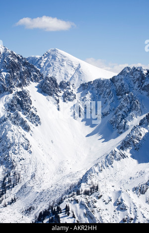 Aussicht vom Gipfel eines Berges im Winter zeigen Spuren der Langläufer Stockfoto