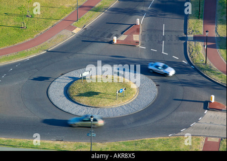 Fahrzeuge im Kreisel im Holyrood Park, Edinburgh, Schottland Stockfoto