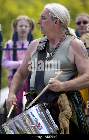 Joe Kilna MacKenzie von der Folkgruppe Clann ein Drumma spielen eine Trommel beim Edinburgh Festival, Edinburgh, Schottland Stockfoto