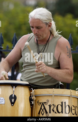 Joe Kilna MacKenzie von der Folkgruppe Clann ein Drumma Schlagzeug zu spielen, auf dem Edinburgh Festival, Edinburgh, Schottland Stockfoto