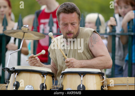 Wayne Manning von der Folkgruppe Clann ein Drumma Schlagzeug zu spielen, auf dem Edinburgh Festival, Edinburgh, Schottland Stockfoto