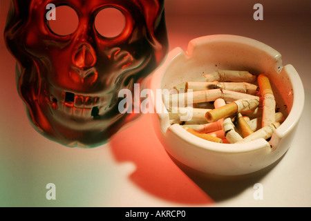 Menschlicher Schädel und Aschenbecher Stockfoto