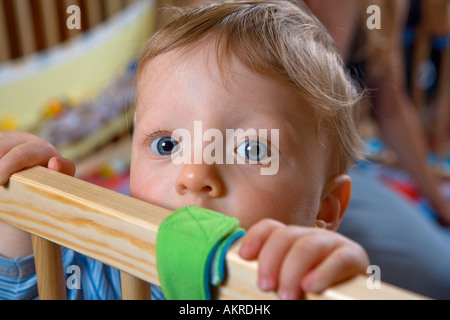 BABY BOY IM LAUFSTALL Stockfoto