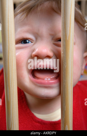 BABY SCHREIEN IM LAUFSTALL Stockfoto