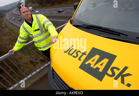 AA Streifenpolizist auf einer Brücke über eine Autobahn UK GB Stockfoto