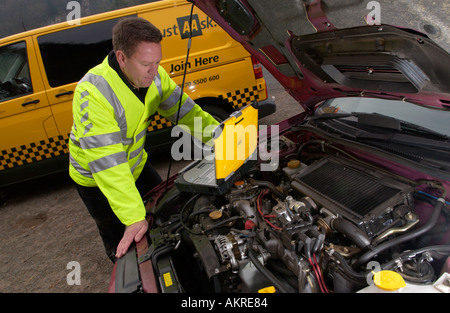 AA Streifenpolizist mit seinem Laptop Diagnose Toolkit auf einem am Straßenrand Aufschlüsselung UK GB Stockfoto