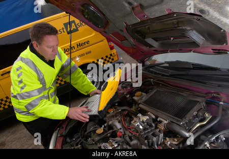 AA Streifenpolizist mit seinem Laptop Diagnose Toolkit auf einem am Straßenrand Aufschlüsselung UK GB Stockfoto