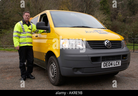 AA Streifenpolizist mit seinem van UK Stockfoto