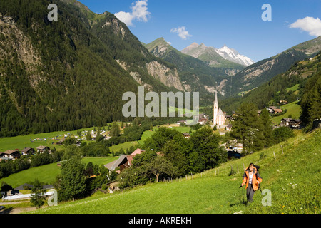 Frau wandern über Alp oberhalb Wallfahrt Kirche Zum hl Pluet Großglockner Heiligenblut Kärnten Österreich Stockfoto