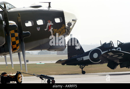 Boeing B17 Flying Fortress und Vought Corsair Flugzeug bei einer Warbids-Show. Stockfoto