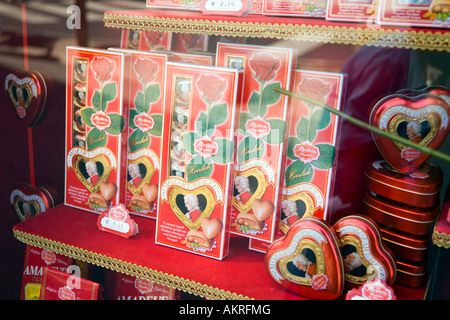 Mozartkugeln angeboten in einem Schaufenster Altstadt Markt Salzburg Salzburg Österreich Stockfoto