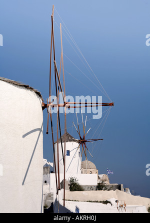 Windmühlen auf der griechischen Insel Santorini Stockfoto
