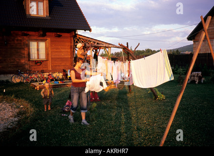 Polen, Woiwodschaft Świętokrzyskie Berge, Wäsche aufhängen Stockfoto