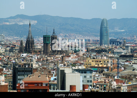 Blick auf Gebäude und Skyline in der dicht bevölkerten Stadt Barcelona eine spanische Stadtlandschaft in der Hauptstadt Kataloniens, Spanien, Europa, EU Stockfoto