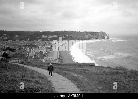 Frankreich Normandie Etretat schwarz und weiß Stockfoto