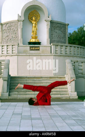 Bild CREDIT DOUG BLANE Carol Smith Yogalehrer Surya Namaskar Sonnengrüsse vor der Milton Keynes buddhistische P zu tun Stockfoto