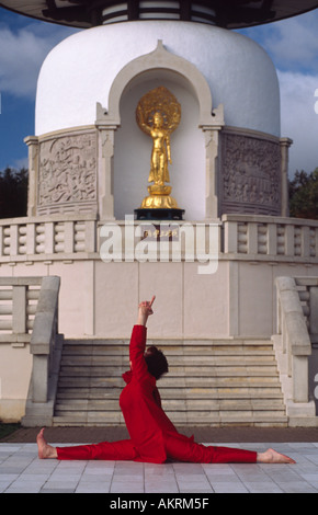 Bild CREDIT DOUG BLANE Carol Smith Yogalehrer Surya Namaskar Sonnengrüsse vor der Milton Keynes buddhistische P zu tun Stockfoto