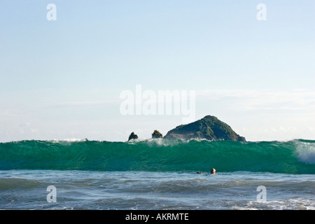 Welle nähert sich Schwimmer am Strand von Manuel Antonio Nationalpark, Costa Rica Stockfoto