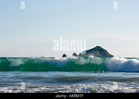 Welle nähert sich Schwimmer am Strand von Manuel Antonio Nationalpark, Costa Rica Stockfoto