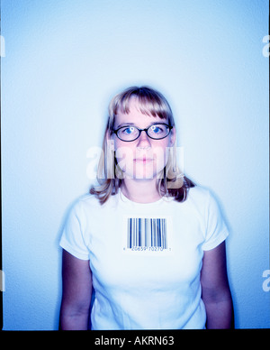 Frau in Gläsern mit Barcode auf Hemd Stockfoto
