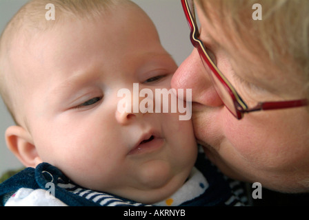 Großmutter und Enkelkind Baby von 6 Monaten und eine Frau im Alter von etwa 45 bis 50 Jahren Stockfoto