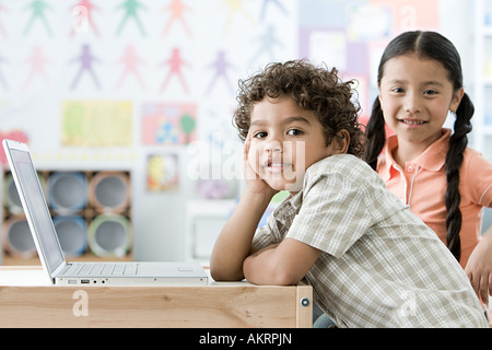 Porträt eines Mädchen und Jungen mit einem laptop Stockfoto