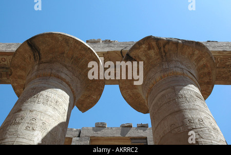 Spalten im Hypostyle Halle Karnak Tempel 2 Stockfoto